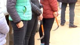 ▲雲南發生野猴傷人事件，家長持鐮刀護送小孩上學。（圖／翻攝自微信）