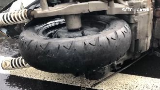 胎紋幾乎磨平　騎士雨天打滑慘遭輾斃