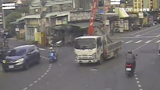 駕駛忘收吊臂　扯斷電線、燈桿砸傷人