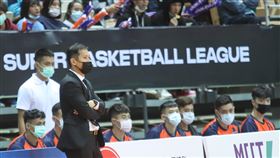 SBL開打　球員球迷場邊戴口罩（1）第18屆SBL超級籃球聯賽例行賽5日在新莊體育館點燃戰火，首戰由台灣銀行對上桃園璞園建築。因應防疫，未上場的球員與教練在休息區都戴起口罩。中央社記者張新偉攝  109年12月5日