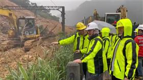 林佳龍視察後，表示通車延至12月13日。（圖／翻攝自畫面）