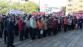 彰化市300名老人互助會員赴縣府陳情彰化市老人會附設互助會將結算財產解散，約300名會員不滿「棺材本」恐拿不回來，27日前往彰化縣府陳情，高舉「還我棺材錢」等布條，希望公權力介入協助。（彰化縣政府提供）中央社記者蕭博陽彰化縣傳真　109年2月27日