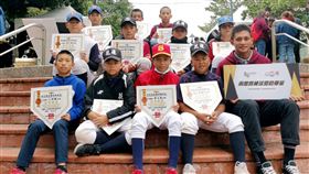 馬傑森與周思齊棒球講學金得主合照。（圖／球芽基金提供）