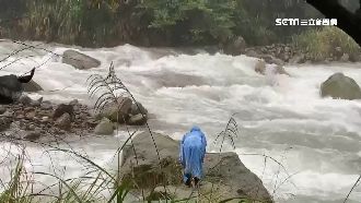 婦人泡野溪溫泉遭沖走　警消重啟搜索