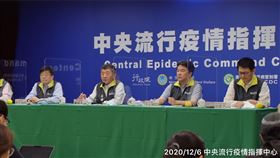 1206CDC記者會，中央流行疫情指揮中心 莊人祥 發言人，中央流行疫情指揮中心 周志浩 疫情監測組組長，中央流行疫情指揮中心 陳時中 指揮官，中央流行疫情指揮中心 王必勝 醫療應變組副組長，勞動部勞動力發展署 薛鑑忠 組長，（圖／中央流行疫情指揮中心提供）