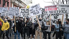 法國國民議會11月20日一讀通過「整體安全法」（Securite globale）草案，當週卻接連發生警察暴力事件使法案更加受抨擊。圖為12月5日民眾二度上街抗議畫面。（圖／美聯社／達志影像）