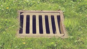 人孔蓋，下水道，（示意圖／翻攝自Pixabay）