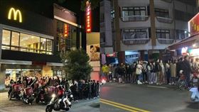 埔里建醮開葷，速食店門口排爆（圖／翻攝自爆料公社）