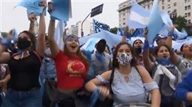 ▲阿根廷民眾先前抗議政府徵稅遊行。（圖／截取自推特影片）