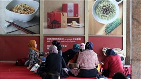 印尼境外移入個案增加　移工假日聚會低調中央流行疫情指揮中心指出，目前仍有135名武漢肺炎確診個案住院當中，其中印尼籍就占了93例，坦言印尼境外移入個案確實為國內防疫帶來壓力。印尼移工假日聚會低調許多，火車站附近移工人潮也減少。中央社記者郭日曉攝  109年12月6日