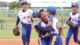 台中威力盃首冠抱百萬獎金　球員開心慶祝2020年第8屆台彩威力盃少棒賽冠軍戰6日在花蓮舉行，台中市隊王牌左投鄭右宏完投壓制桃園市隊，率隊以3比2拿勝、隊史首度奪冠，獲新台幣百萬獎金，奪冠瞬間球員開心慶祝。中央社記者謝靜雯攝　109年12月6日