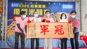 30年經驗農友藍耀毅摘「宜蘭米王」（新北市政府農業局提供）