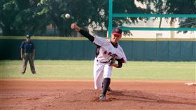 鶯歌擊敗白河晉級  高中鋁棒聯賽8強出爐。109學年度高中棒球聯賽（鋁棒組）全國賽，鶯歌工商6日與白河商工交手，鶯歌3局把握對方投手不穩機會搶分，終場以1比0拿勝、連4年晉級8強。圖為鶯歌先發投手張宸禕。（學生棒球聯盟提供）中央社記者謝靜雯傳真  109年12月6日