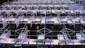 香港亞博館方艙醫院爆疫情據官方通報，香港6日新增2019冠狀病毒疾病確診病例95例，其中36例傳播源頭不明。設於亞洲國際博覽館的方艙醫院（圖）爆出疫情，已有3名工作人員染疫。（中通社提供）中央社 109年12月6日