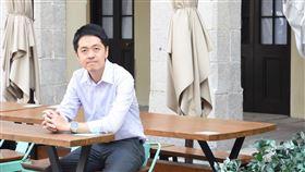 香港前立法會議員許智峯，在3日晚間透過臉書宣布「正式流亡」，並退出香港民主黨（圖／翻攝自許智峯 Ted Hui Chi Fung粉專）
