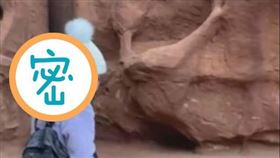 站立的女孩身後，可以看見一團「黑色生物」正在擺動。（圖／翻攝自serg.boy2抖音）