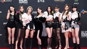 TWICE出席2020《Mnet亞洲音樂大獎》紅毯。（圖／CJ ENM提供）
