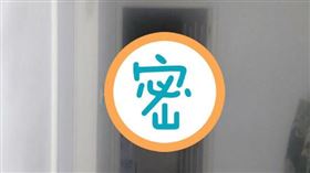 男網友聽見廚房傳來奇怪聲音後，馬上拍了一張照，竟拍到驚悚人影。（圖／翻攝自Reddit討論區）