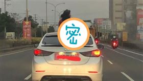 新竹女半截在車頂！「旁邊1顆頭」風中狂飄　網笑：站票？▲。（圖／翻攝自新竹爆料公社）