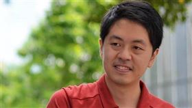 流亡海外的香港議員許智峯（圖）與家人的銀行帳戶一度遭凍結，他6日晚間表示已獲部分解凍。（圖取自facebook.com/huichifung913）