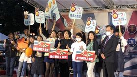 台中十大伴手禮票選出爐台中市十大伴手禮票選結果6日出爐，市長盧秀燕（前右3）出席表揚店家。中央社記者趙麗妍攝　109年12月6日