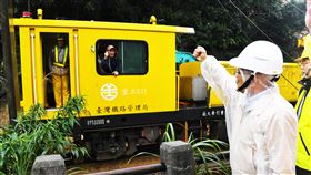 行政院長蘇貞昌7日視察台鐵瑞芳-猴硐間因連續豪雨造成邊坡滑動搶修進度。(圖/行政院提供)