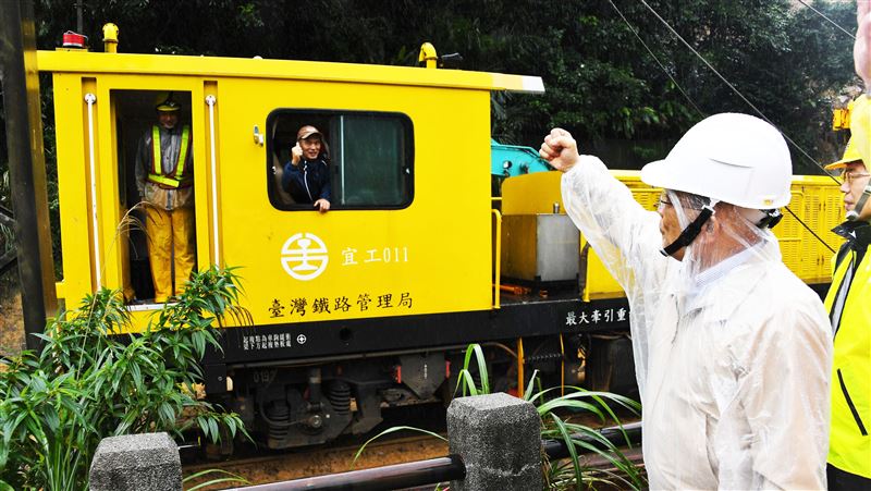 台鐵猴硐走山搶修　蘇貞昌赴現場打氣
