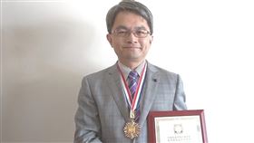 翁瑞宏獲呂鳳章紀念獎章  矢志培養長照人才獲中華民國管理科學學會頒發「呂鳳章先生紀念獎章」的金門大學健康護理學院院長翁瑞宏（圖）6日表示，會持續推動跨領域長照管理與創新研究及教育，為台灣長照體系培養專業人才。（國立金門大學提供）中央社記者黃慧敏傳真  109年12月6日
