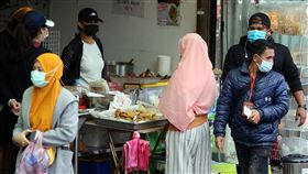 印尼境外移入個案增加　餐館生意受影響（1）因應印尼移工武漢肺炎（2019冠狀病毒疾病，COVID-19 ）確診率提高，中央流行疫情指揮中心宣布，12月4日起全面暫緩印尼移工入境2週。印尼移工常去的餐館與小吃店人潮變少，行人都戴上口罩。中央社記者郭日曉攝　109年12月6日