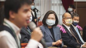 蔡英文總統今7日上午接見「『第28屆視障音樂大賽』得獎人暨財團法人台北市視障音樂文教基金會重要幹部」。（圖／總統府提供）