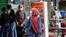 印尼境外移入個案增加　餐館生意受影響（2）印尼境外移入個案為國內防疫帶來壓力，印尼移工常去的餐館與小吃店也感受到這波壓力，生意差了許多，移工們上街都戴上口罩。中央社記者郭日曉攝　109年12月6日