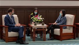蔡英文總統7日上午接見「澳洲駐台代表高戈銳（Gary Cowan）。（圖／總統府提供）