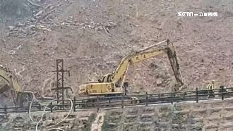 猴硐崩塌範圍擴大　台鐵人員冒雨清運