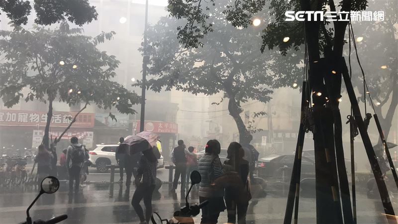 內湖3級火警　濃煙籠罩整條巷子
