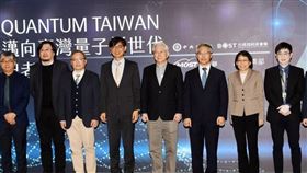 科技部「QUANTUM TAIWAN 邁向台灣量子新世代」記者會，7日在台北科技大樓舉行，科技部長吳政忠（左5起）、中研院院長廖俊智等出席，為成立量子國家隊讚聲。中央社記者施宗暉攝 109年12月7日