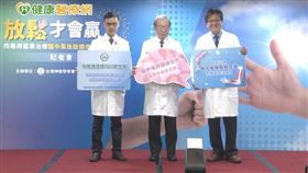 根據統計，約4成慢性腦中風患者有肌肉痙攣問題，包括屈腕、拇指握拳、大腳趾伸展過度等，患者活動度受限，影響著復健意願及效果。除了物理治療及口服抗痙攣藥物，美國神經醫學會早在2016年就將肉毒桿菌素納入中風後痙攣症治療。