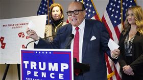 川普記者會僅律師朱利安尼現身　流2條「黑汗」大歪樓（圖／美聯社／達志影像）