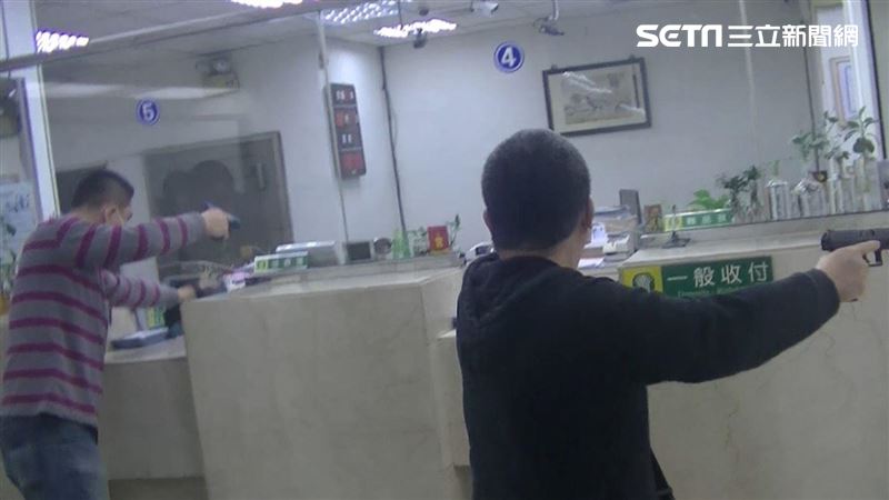 2搶匪持槍闖農會　路人一看真相驚呆