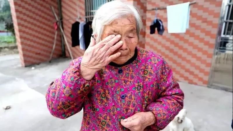 84歲嬤跳河救男童　事後卻自責落淚