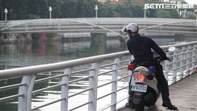 少女產子遭棄前鎮河　警方探尋胎兒蹤跡（1）高雄一名19歲女子6日晚間在家分娩，但女子父親疑誤認早產兒是死胎，將胎兒丟棄到前鎮河中。警方7日沿著前鎮河周邊探尋胎兒蹤跡。中央社記者董俊志攝　109年12月7日