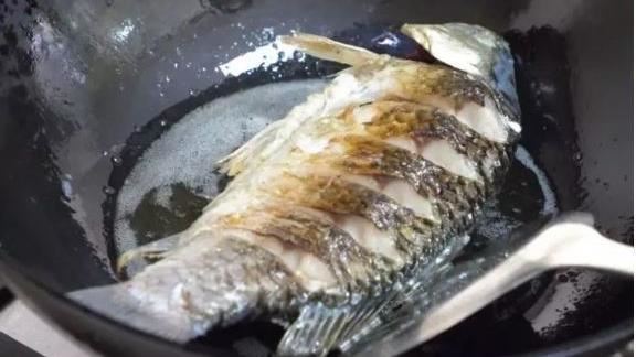 煎魚如何不黏鍋？用手邊1食材就妥當