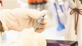 法國大藥廠賽諾菲的主管波吉洛15日表示，賽諾菲研發的武漢肺炎疫苗無需超低溫保存，以一般冰箱冷藏即可。（示意圖／圖取自Unsplash圖庫）