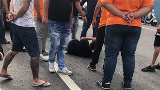 新／看廟會拿刀捅肚　火爆男秒被打趴