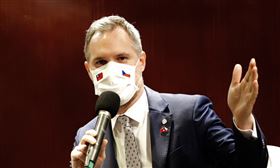 友台的捷克布拉格市長賀瑞普，因勇於挑戰中國及俄羅斯威權，首次入選歐盟主流媒體POLITICO Europe的年度歐洲最有權勢人物。圖為9月賀瑞普訪台時戴上印有兩國國旗的口罩。（中央社檔案照片）