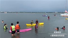 ▲濱灣碼頭乘坐香蕉船。（圖／擷自勇闖大鵬灣幸福小琉球FB畫面）