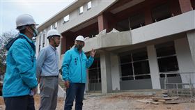 楊鎮浯視察多元照顧中心工程進度金門縣長楊鎮浯（右）7日視察安岐多元照顧中心及金湖鎮衛生所新建工程，了解長照布建及執行現況。中央社記者黃慧敏攝　109年12月7日