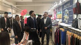 台灣紡織品靜態展將登場台北駐大阪經濟文化辦事處長李世丙（右2）與駐大阪辦事處經濟組長林明秋（右3）2019年參觀紡拓會舉辦的紡織展會。（台北駐大阪經濟文化辦事處提供）中央社大阪傳真 109年12月7日