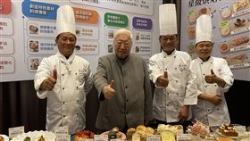 南僑推烘焙料理化新主張南僑董事長陳飛龍（左2）表示，新疫情時代下，產業與消費發展出新常態，希望透過烘焙料理化新主張翻轉疫情，提升附加價值。中央社記者韓婷婷攝 109年12月7日