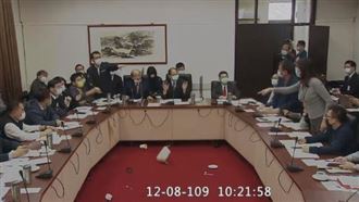 協商當質詢？藍委丟咖啡、麥克風鬧場