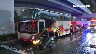 轎車失控撞遊覽車　警消破壞車體救人